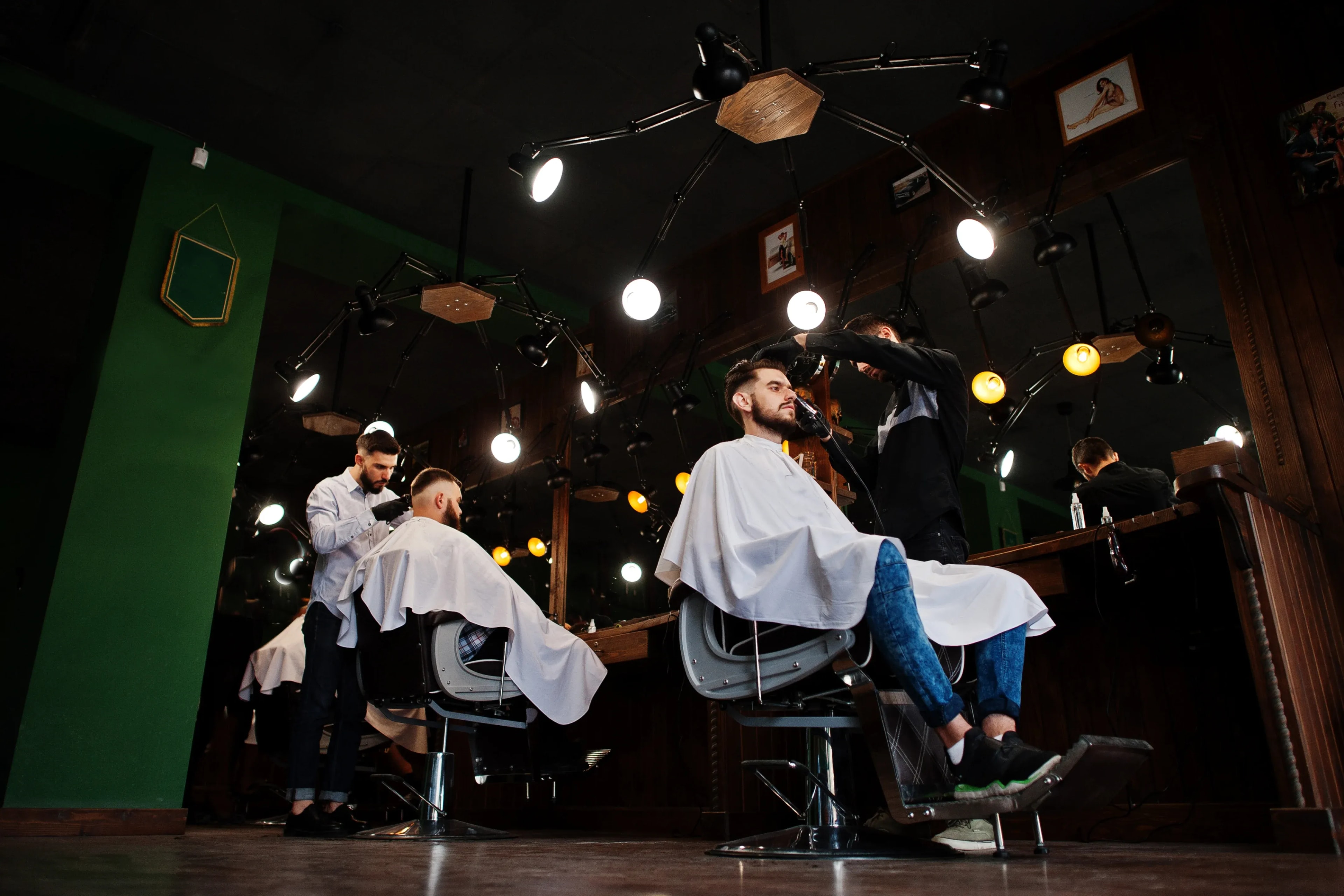 Why_Your_Barbershop’s_Holiday_Lobby_is_Chaotic_DINGG