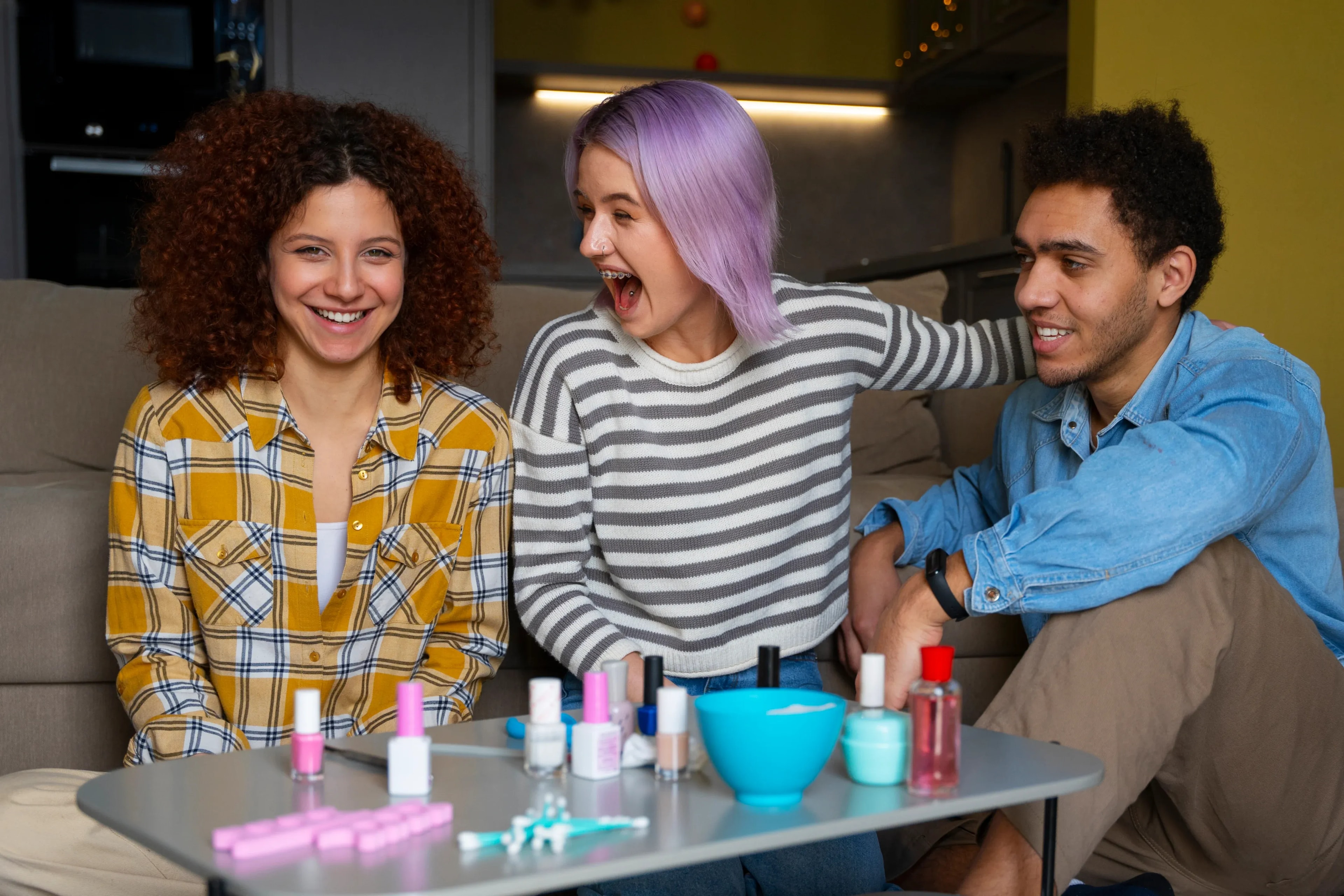 Why_Your_Parlour_Needs_a_Monthly_Club_Like_Netflix_DINGG