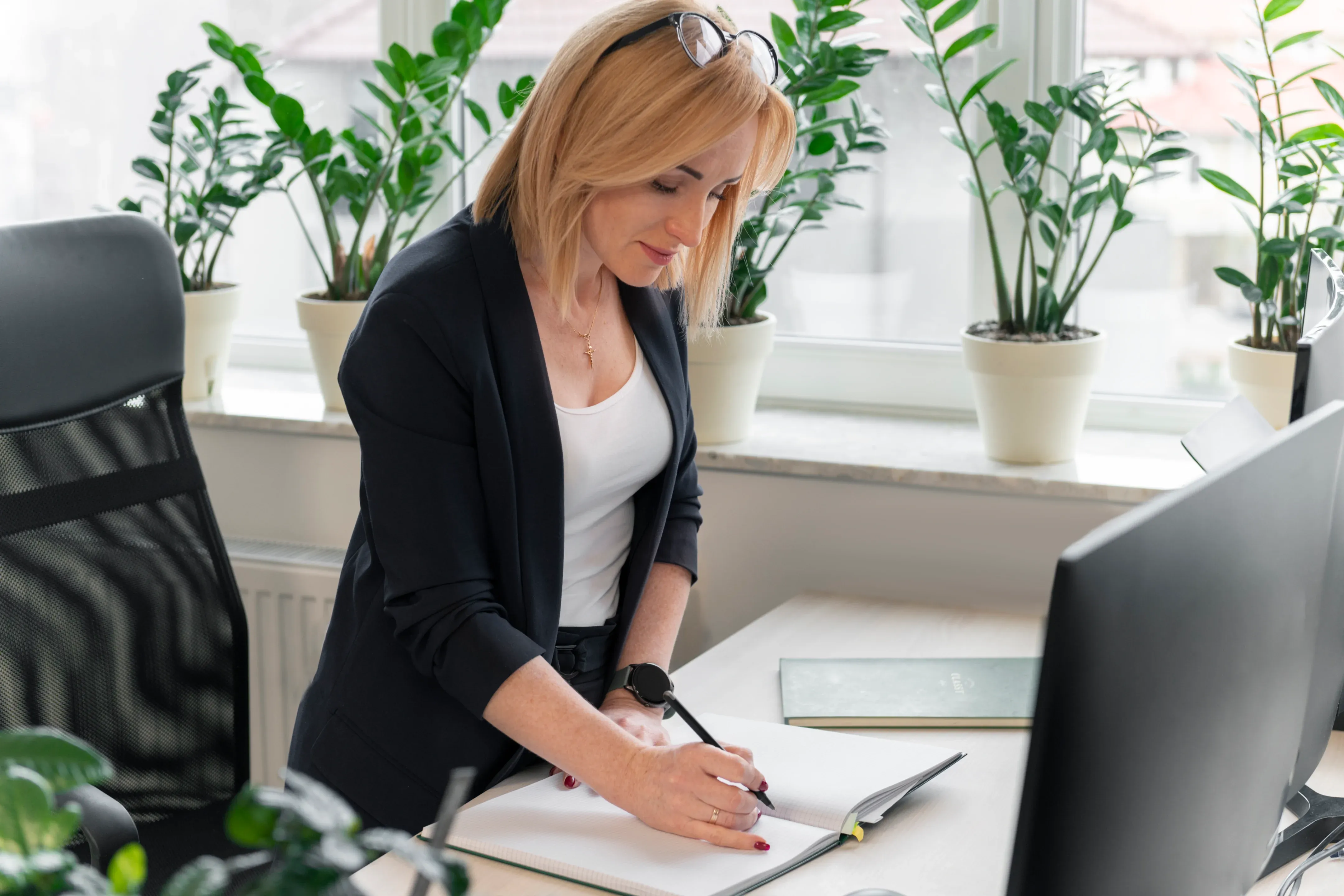 The_UAE_Salon_Manager's_Guide_Linking_Staff_Commission_to_True_Profitability_DINGG